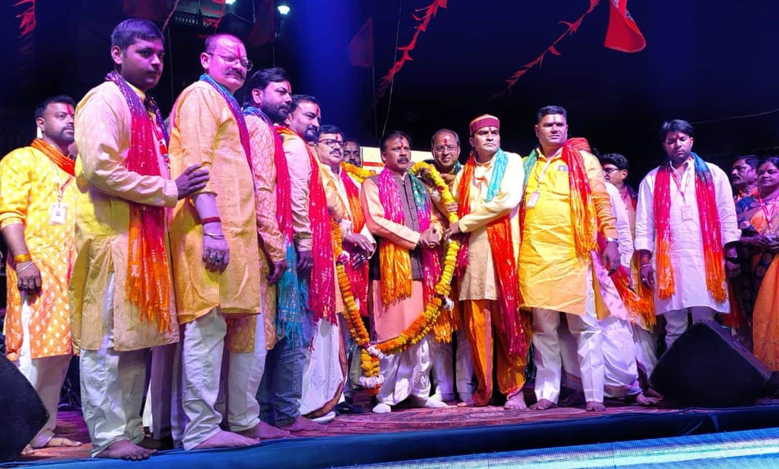  शहर के चौक घंटाघर में हिंदू नववर्ष पर आयोजित कार्यक्रम में मुख्य अतिथि का स्वागत करते व्यापार