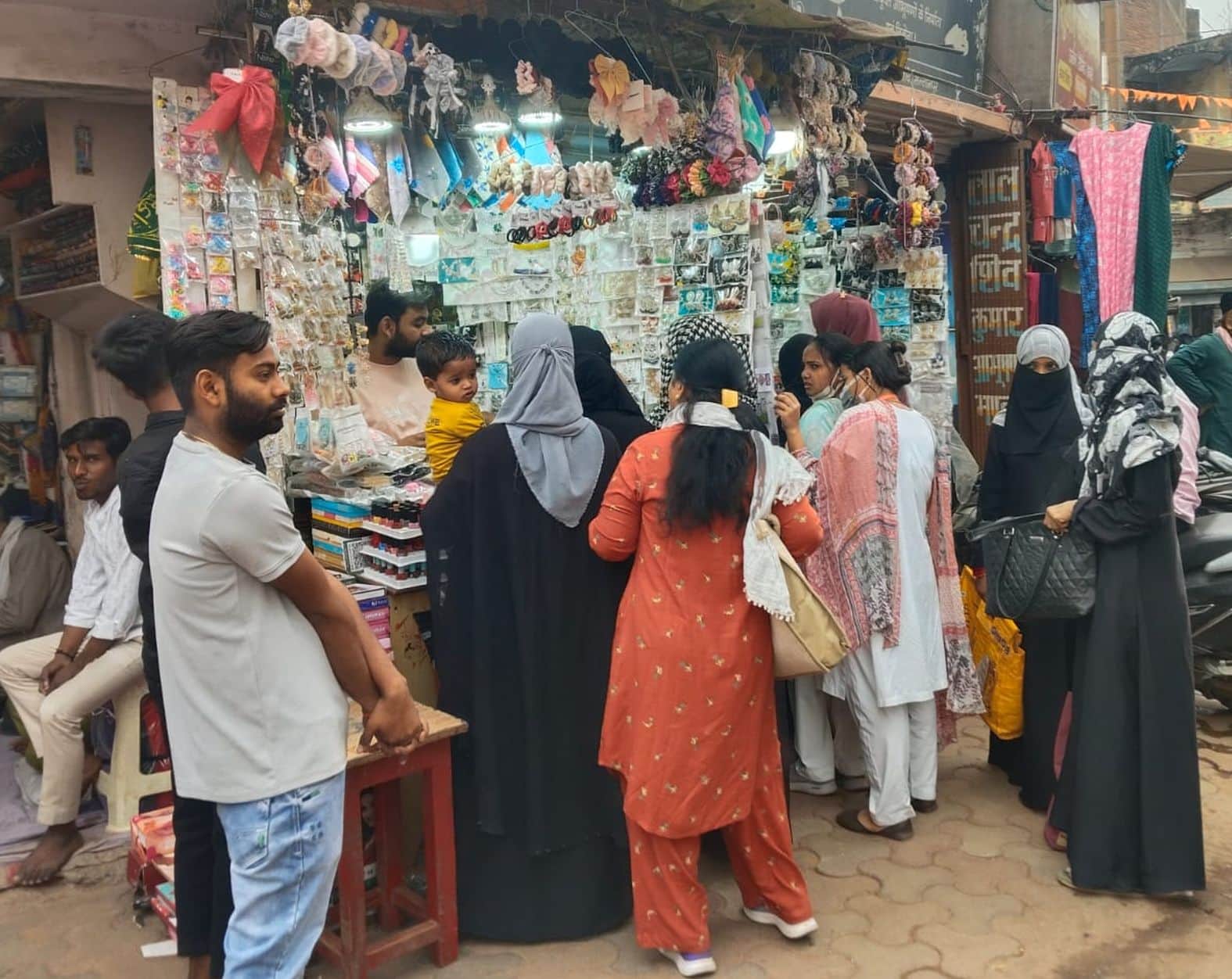  शहर के चौक इलाके में ईद के लिए खरीदारी करतीं महिलाएं। संवाद