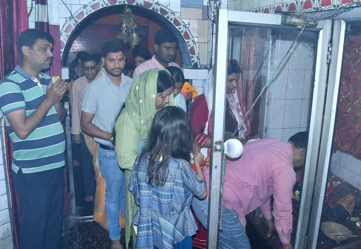 शहर के सिंघेश्वरी देवी मंदिर पर पूजा अर्चना करते श्रद्धालु। संवाद