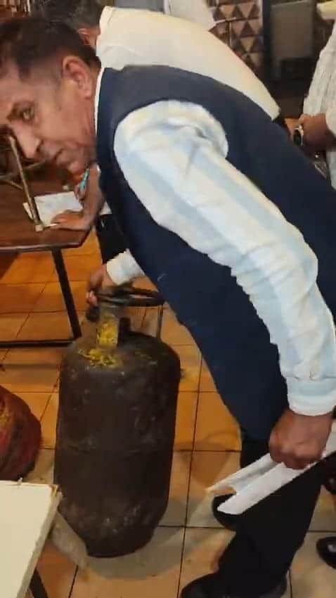 शहर में एक दुकान पर गैस सिलिंडर को लेकर जांच करती टीम। विभाग