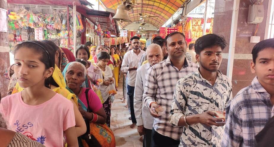 शुक्रवार को नवरात्र के दूसरे दिन संकटा देवी मंदिर में पूजा के लिए लगी श्रद्धालुओं की लाइन। संवा