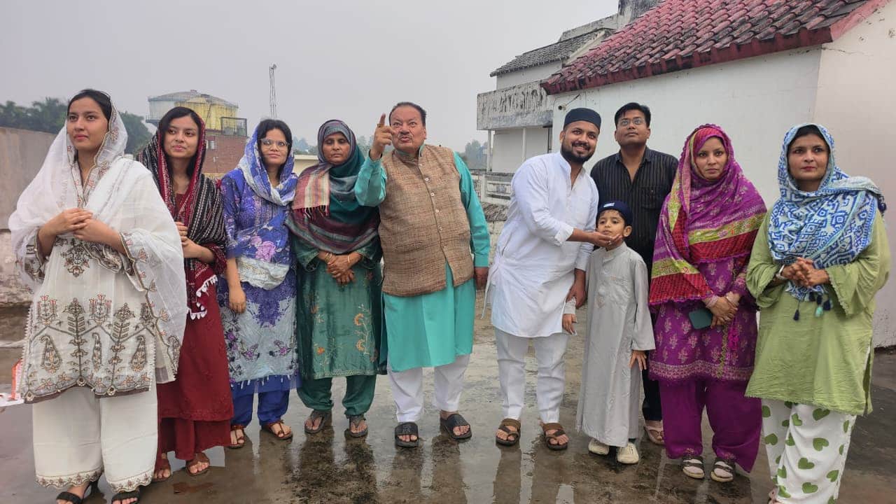 शुक्रवार शाम मोहल्ला थरवरनगंज में अपने परिवार के साथ छत पर ईद के चांद को देखने की कोशिश करते पू