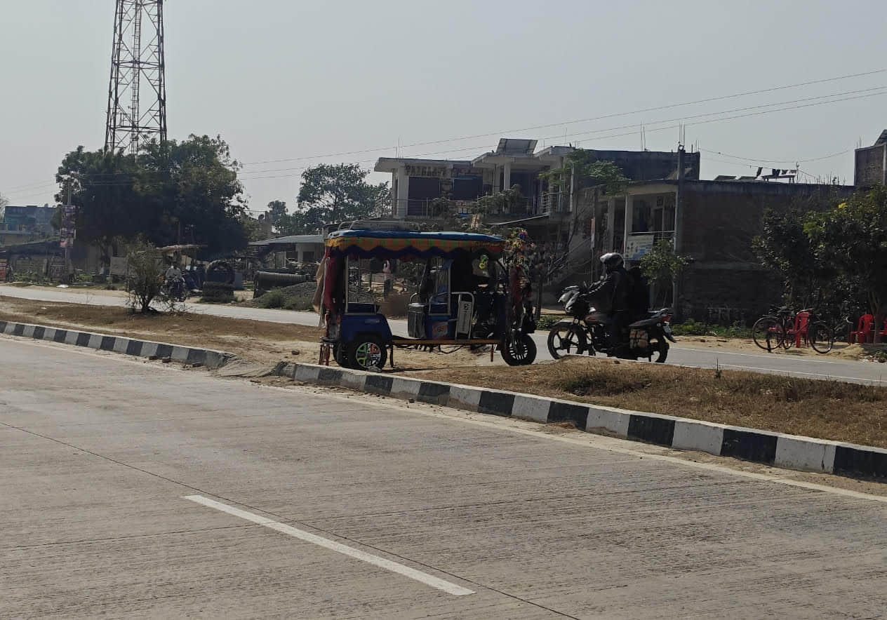 शेखपुर के पास वाराणसी-गोरखपुर फोरलेन पर अवैध कट से जाता ई-रिक्शा -संवाद