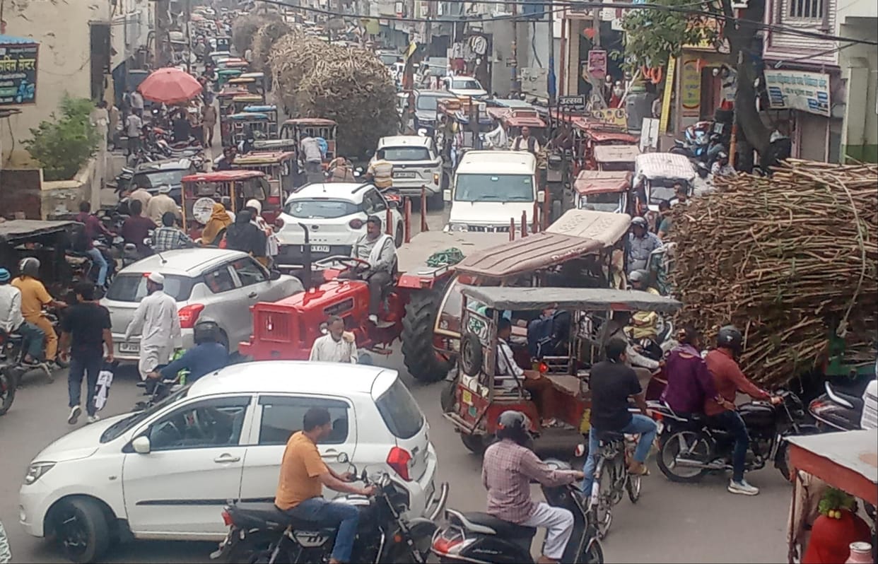 Sugar mill breakdown causes traffic jam in the city