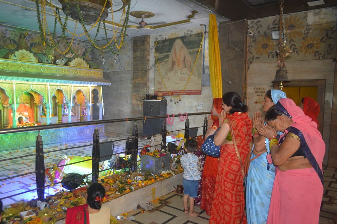 श्री बगलामुखी पीतांबरा सिद्ध पीठ मंदिर में पूजा अर्चना करते श्रद्धालु। 