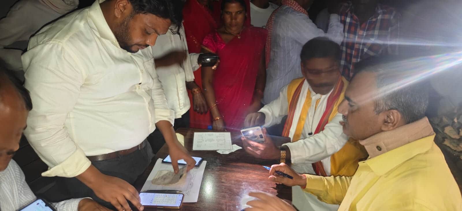 ताजपुर मोलना गांव में कोटे की दुकान की जांच करते सप्लाई इंस्पेक्टर श्याम मोहन सिंह। संवाद