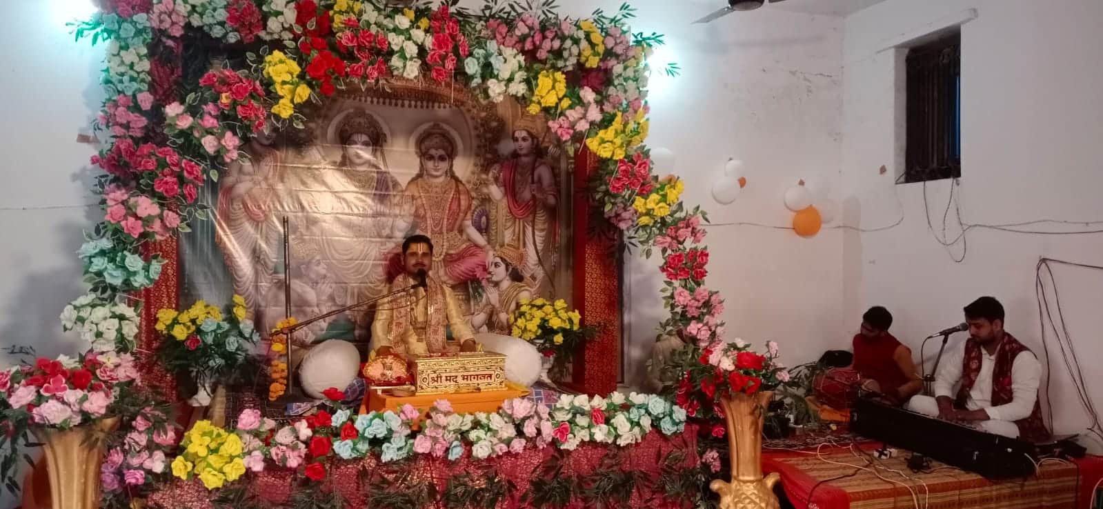 तिकुनिया देवी मंदिर में प्रवचन करते आचार्य विभु शास्त्री। संवाद