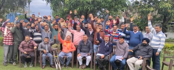  ट्रैक्टरों के चालान और जब्ती के विरोध में नगरोटा सूरियां में प्रदर्शन करते संचालक। संवाद