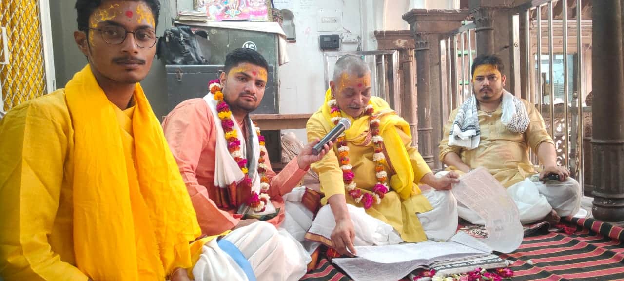 ठाकुरजी को नवीन पंचांग पढ़कर सुनाते पुरोहित छैलबिहारी मिश्र एवं सहायक पंडित।