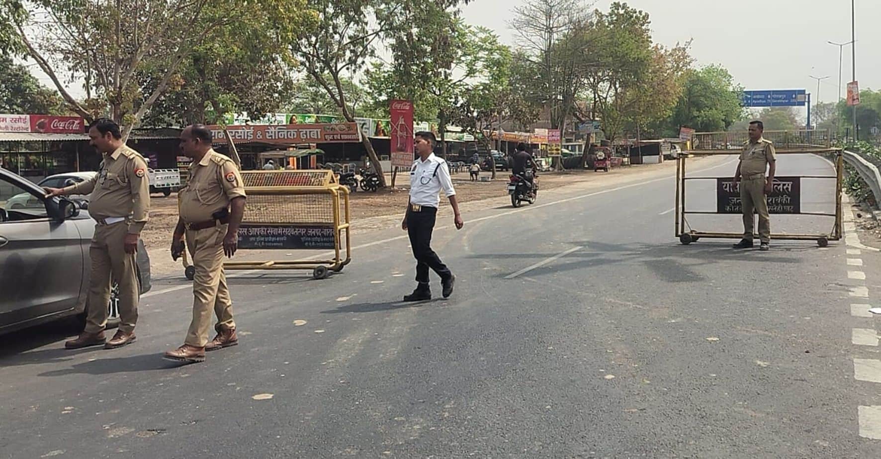 दिलोना बाइपास  से अयोध्या जाने वाले वाहनो को डायवर्जन करवाती पुलिस।