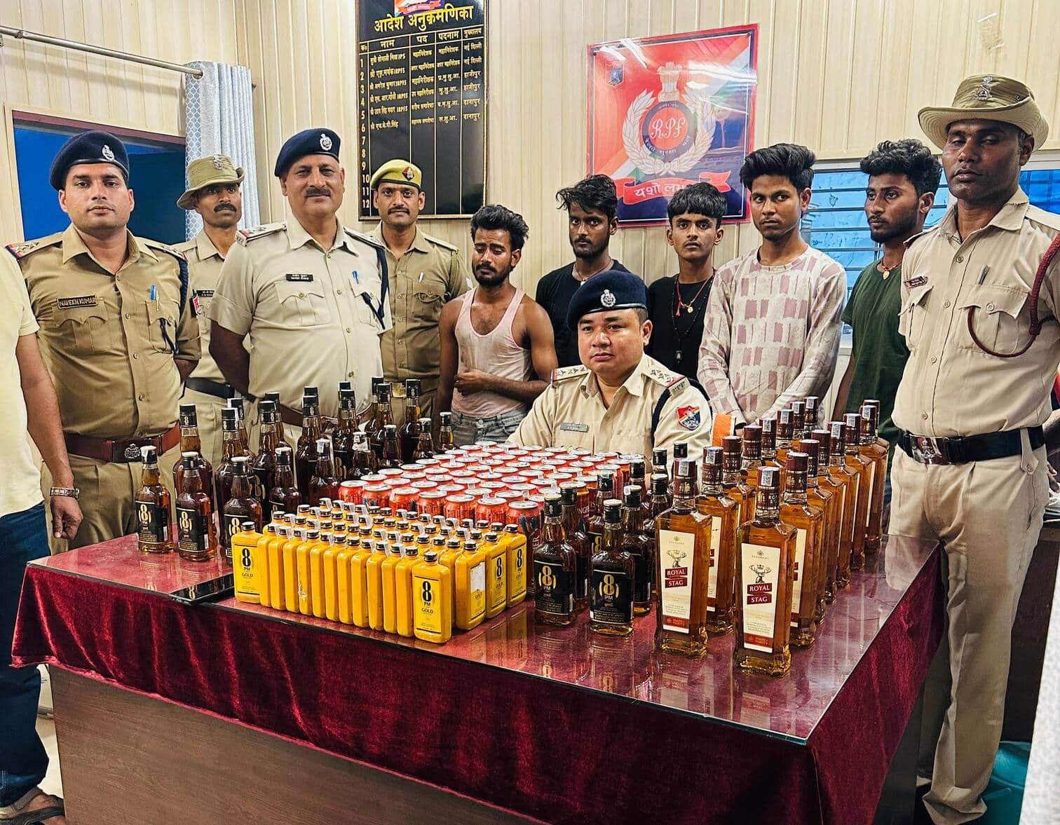 दिलदारनगर आरपीएफ व जीआरपीएफ की संयुक्त टीम  द्वारा शराब के साथ पकड़े गये तस्कर। स्रोत- रेलवे सु