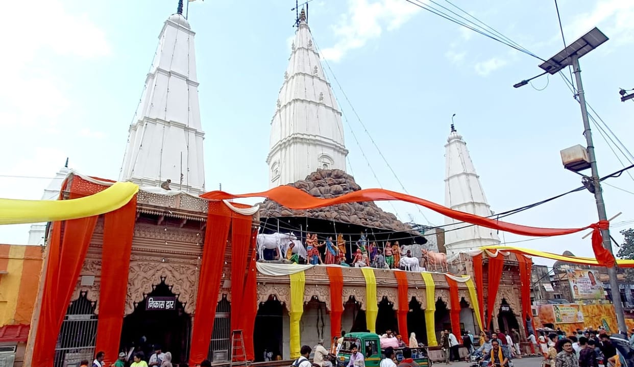 The foothills of Giriraj adorned like a bride;