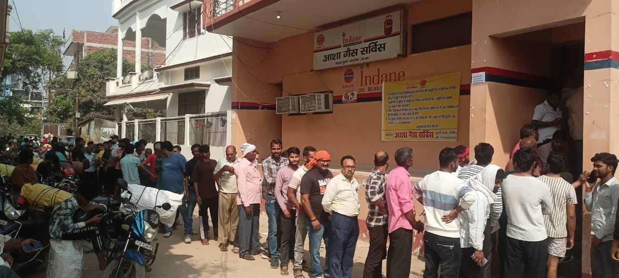 The LPG crisis is not subsiding, and crowds have been gathering at warehouses since morning.