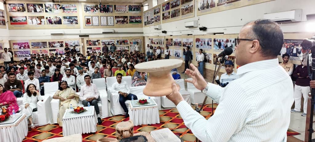 दयानंद महाविद्यालय में लगी प्रदर्शनी में प्राचीन मूर्तियों की जानकारी देते इतिहासकार प्रोफेसर म