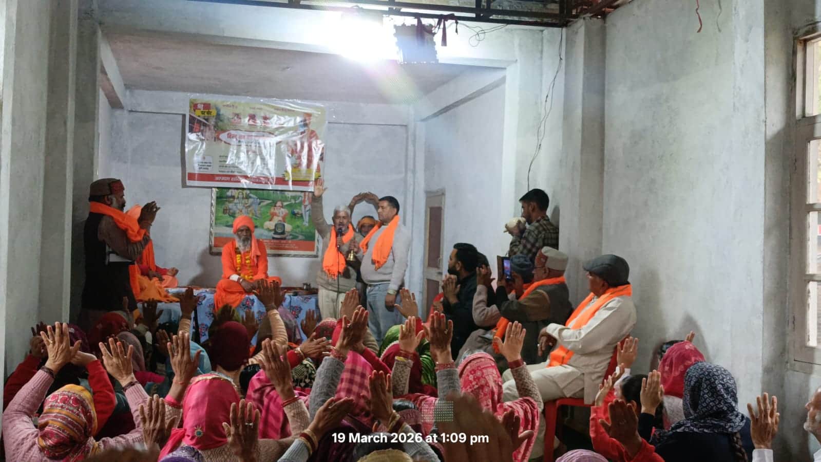 धूणी आसलू में आयोजित हिन्दू नववर्ष सम्मेलन के दौरान मंच पर उपस्थित संत-महात्मा एवं कार्यक्रम मे