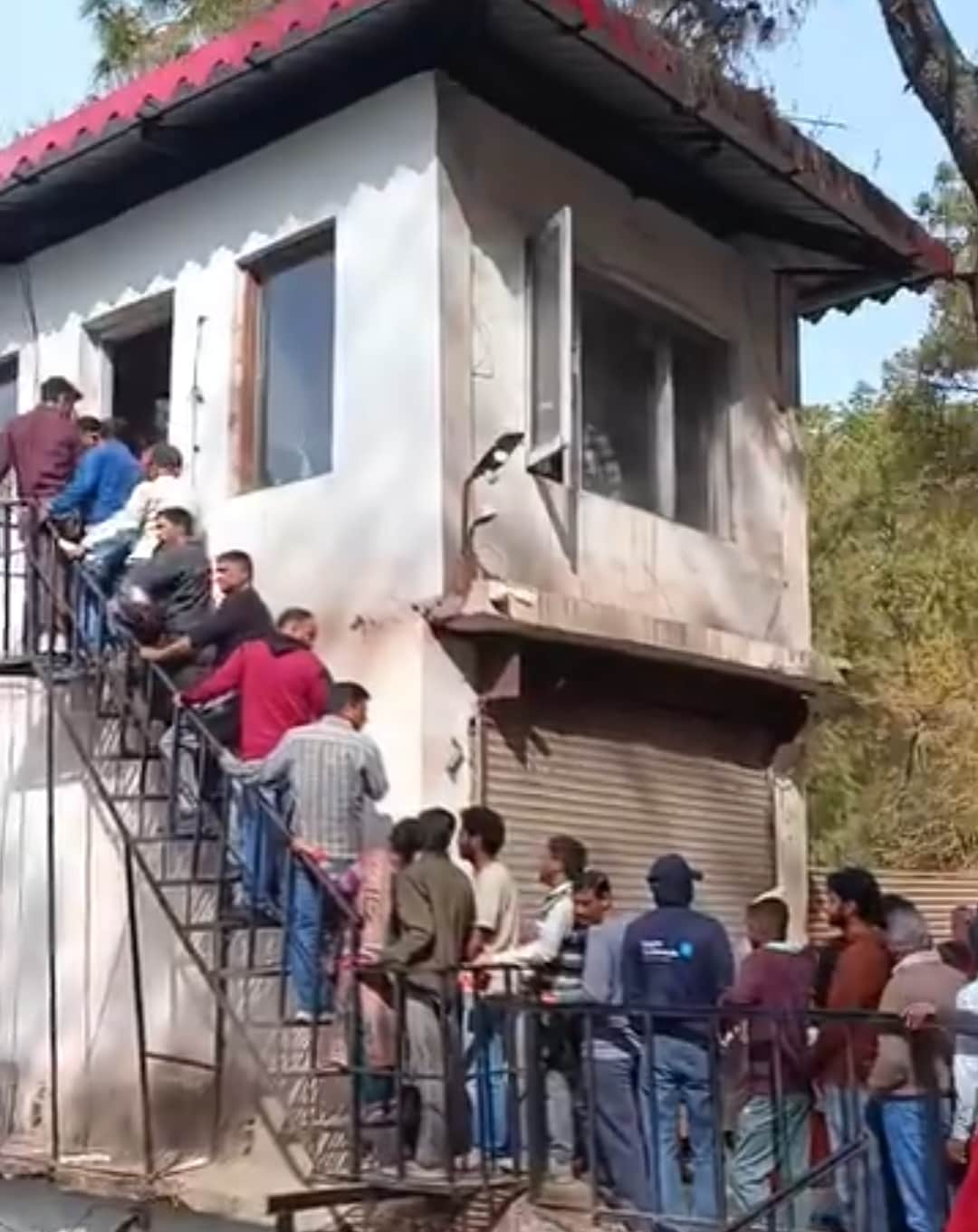 धर्मपुर-गड़खल सड़क पर गैस एजेंसी के बाहर लगी भीड़। स्रोत: जागरूक पाठक