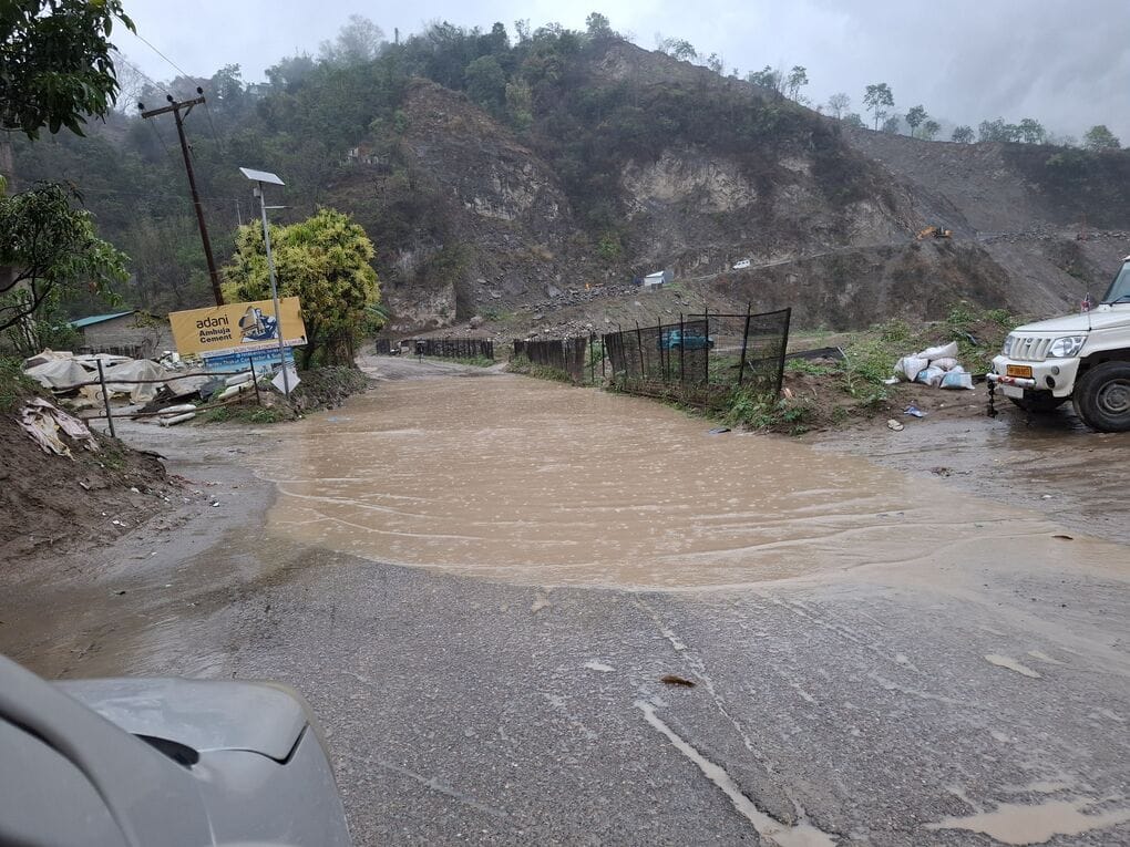 Dharampur-Syoha Madhi road turns into a pond, increasing difficulties for pedestrians during the rains