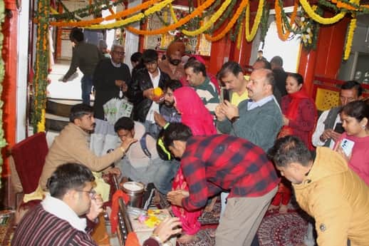 धर्मशााला के माता कुनाल पत्थरी मंदिर में चैत्र नवरात्रों के पहले दिन दर्शनों के लिए उमड़ी भीड़।