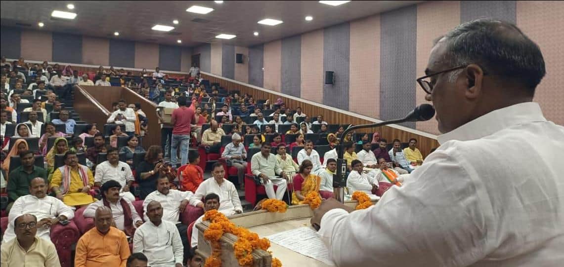 उत्तर प्रदेश सरकार के नौ साल पूरेहोने पर नगर पालिका कम्युनिटी हाल में आयोजित कार्यक्रम को संबो