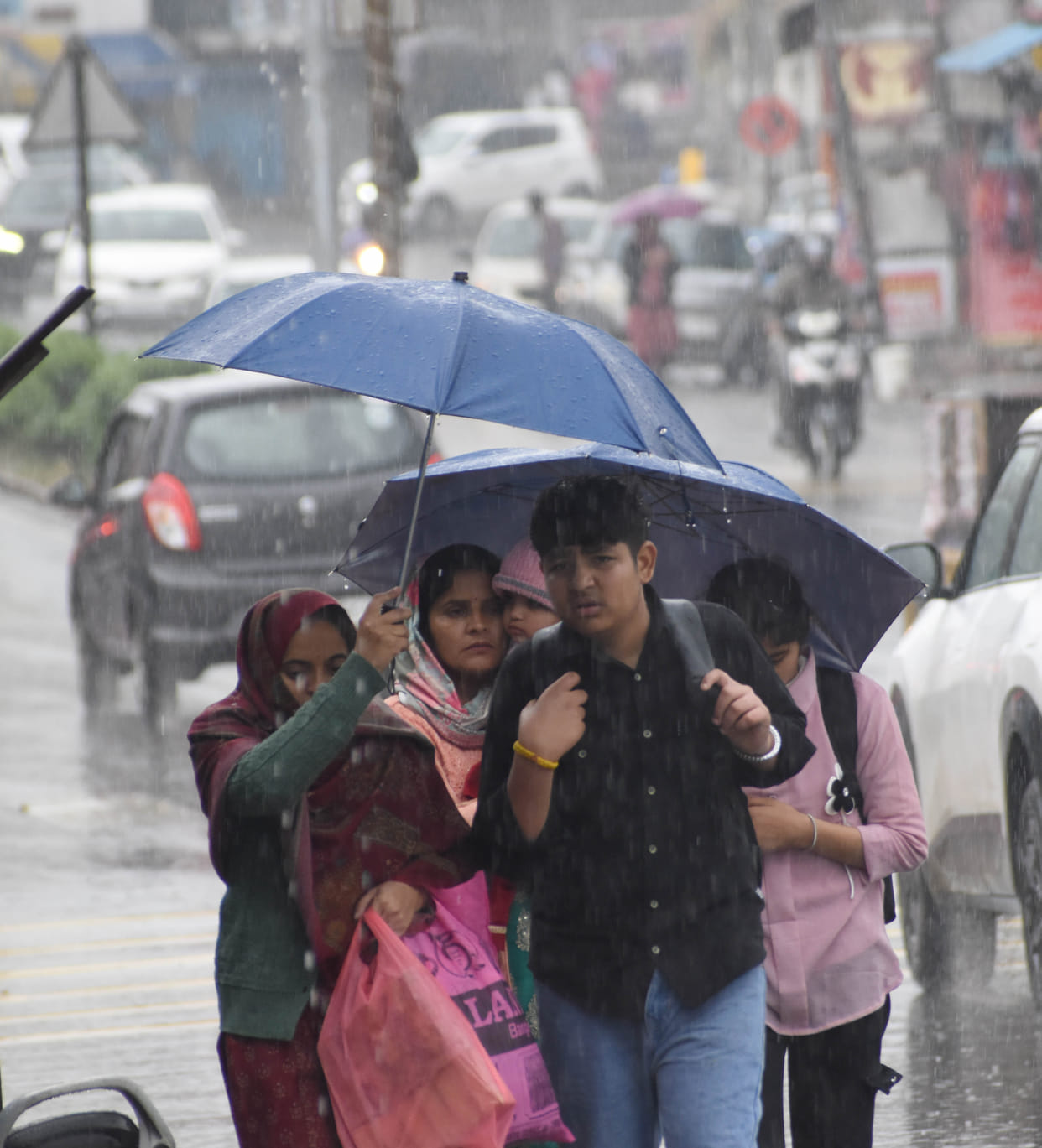 Rain intensifies cold in Una, mercury drops to around 11 degrees