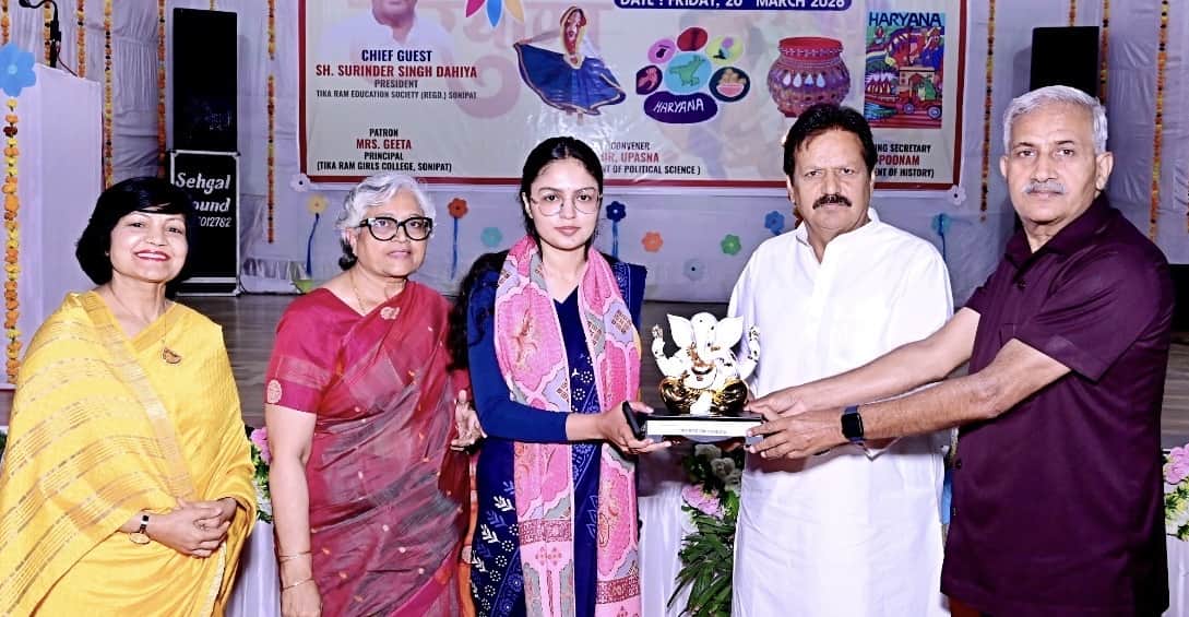 विजेता प्रतिभागी को पुरस्कृत करते सुरेंद्र दहिया व अन्य। स्रोत : संस्था