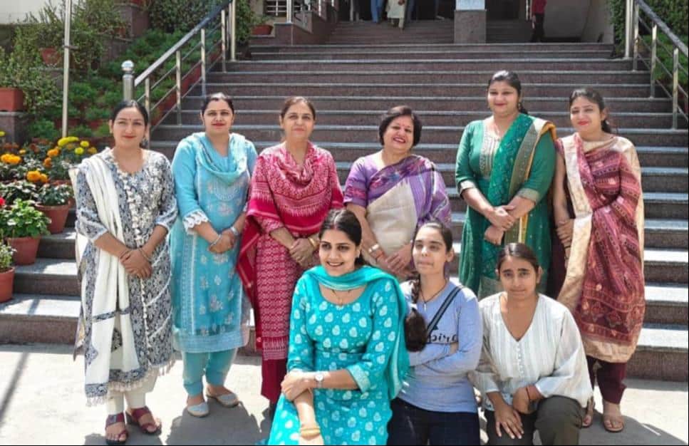 विश्वविद्यालय स्तर पर मेरिट सूची में स्थान पाने वाली जीवीएम की छात्राओं के साथ प्राचार्य व अन्य