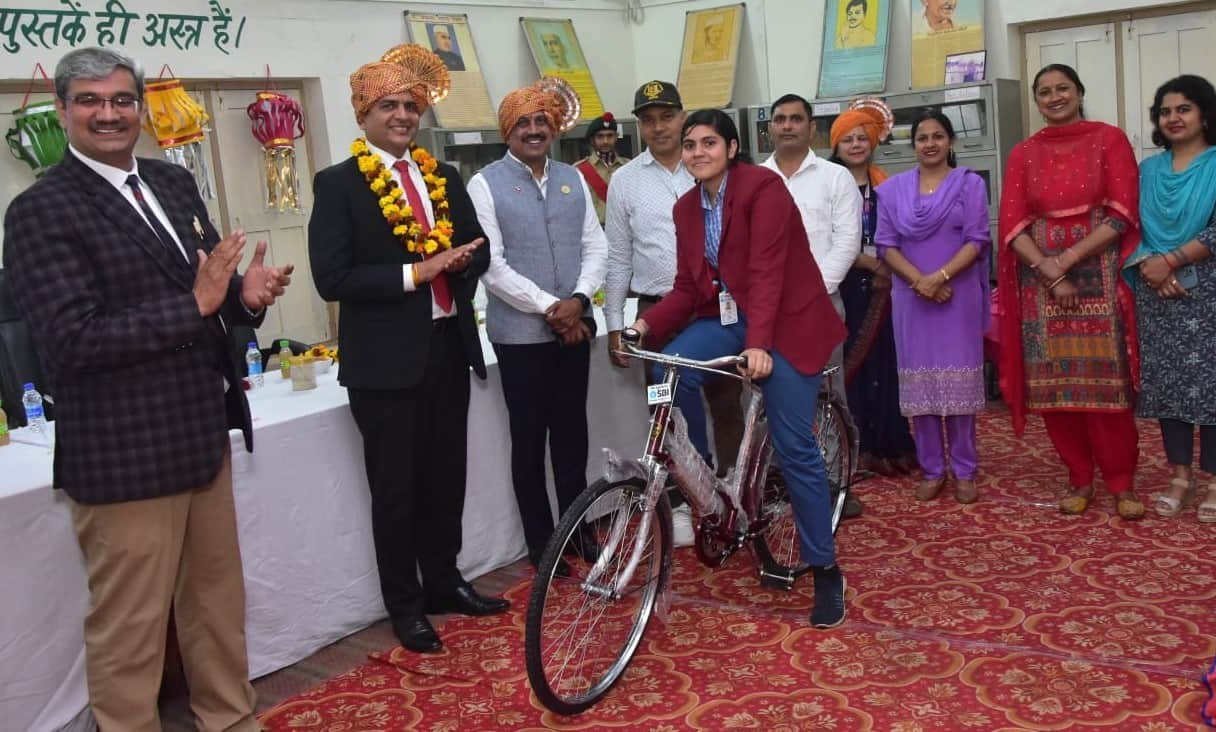 विद्यार्थियों को साइकिल देते डिप्टी जनरल मैनेजर तपन सिन्हा व अन्य। संवाद