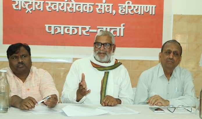 01-पत्रकारों से बात करते प्रांत संघ चालक प्रताप सिंह व अन्य। संवाद