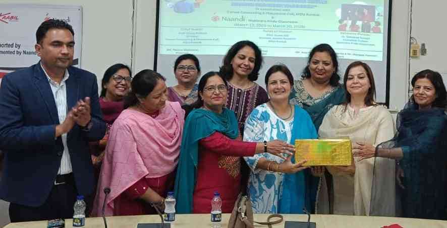 02-सात दिवसीय कार्यशाला के समापन अवसर पर आयोजित कार्यक्रम में उपस्थित प्राचार्या डॉ.तरुणा मल्ह