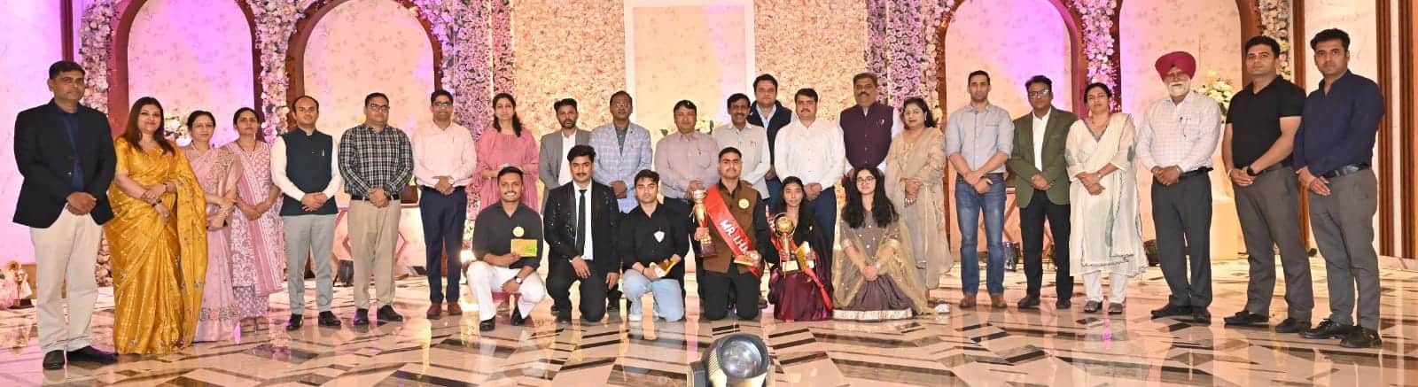 04-होटल प्रबंधन संस्थान के वार्षिकोत्सव क्षितिज में शिक्षकों के साथ विद्यार्थी। स्रोत : संस्थ