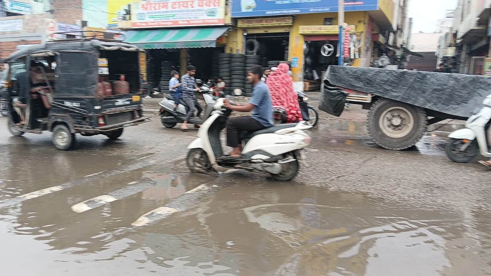 05   कैथल के ट्रक मार्किट में हुआ जलभराव व गुजरते राहगीर।  संवाद 