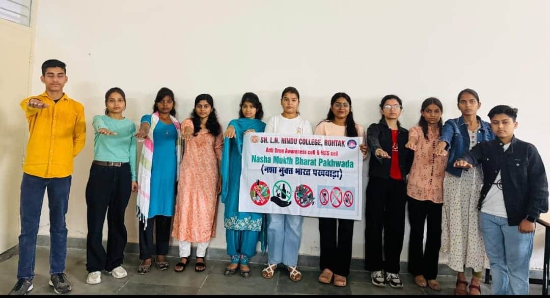 07-एलएन हिंदू कॉलेज में  नशा मुक्त समाज के निर्माण को संकल्प दिलाते विद्यार्थी। स्रोत : कॉलेज