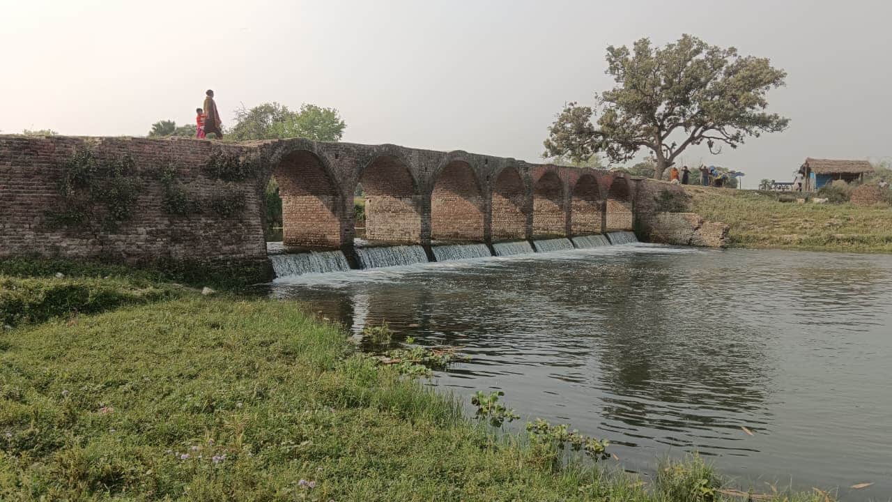 08 :  मंगई नदी पर ग्रामीणों के चंदे से बना ईंट का पुल।- संवाद