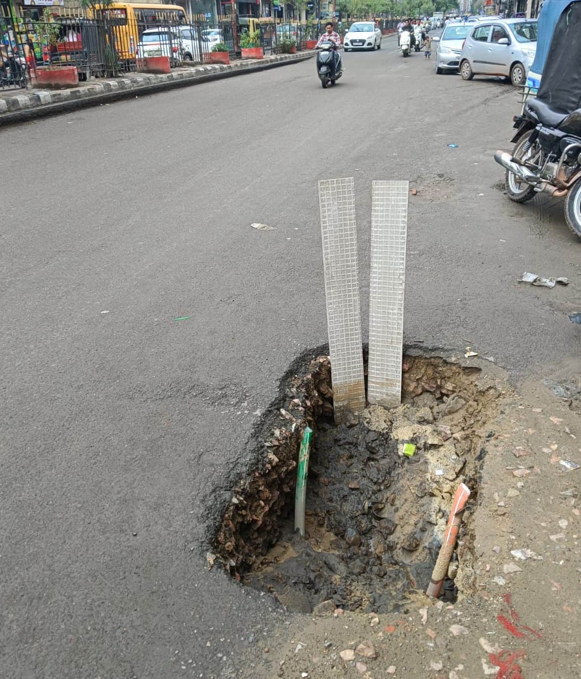 08-शहर के दिल्ली रोड पर बजरंग भवन मंदिर के बाहर बना गहरा गड्ढा।