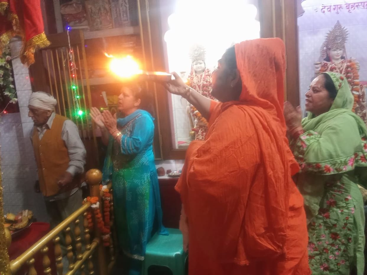 Mata Chandraghanta was worshipped on the third day of Navratri, devotees danced in kirtan