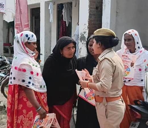 11 : मिशन शक्ति अभियान के तहत लोगों को जागरूक करती महिला पुलिसकर्मी।