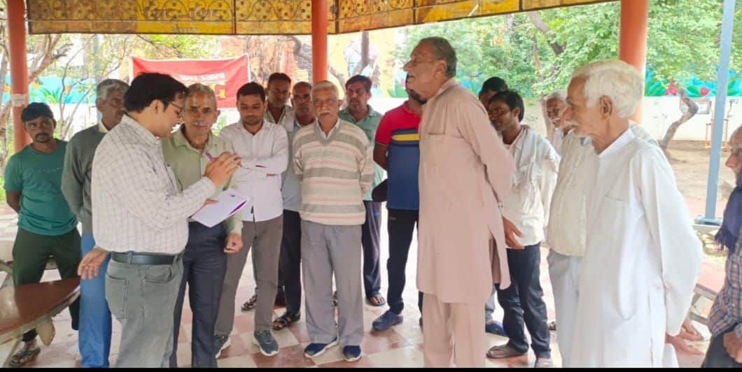 13-वार्ड 6 में जन संवाद कार्यक्रम के दौरान समस्याएं सुनते नगर निगम के सलाहकार सलिल मेहता, पूर्व