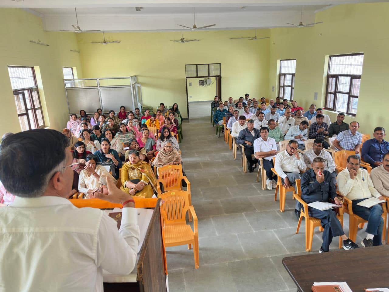 20jjrp01- बेरी में आयोजित स्कूल मुखियाओं की बैठक को संबोधित करते जिला शिक्षा अधिकारी रति