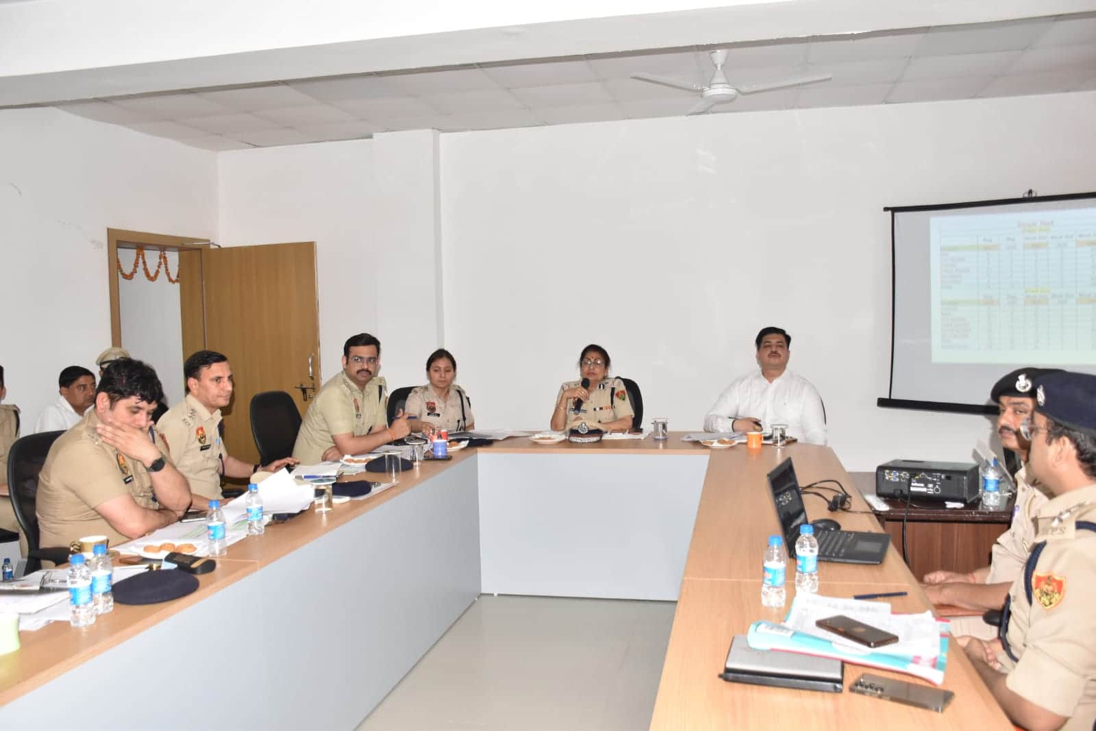 20jjrp05- पुलिस लाइन में आयोजित बैठक को संबोधित करती पुलिस आयुक्त डॉ. राजश्री सिंह। स्रोत-पुलि