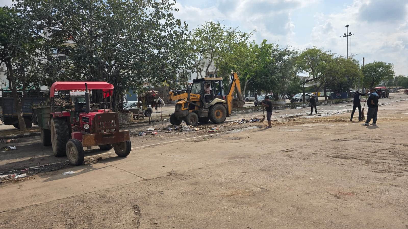 20jjrp12- झज्जर। अनाज मंडी में सफाई का काम करते कर्मचारी। संवाद