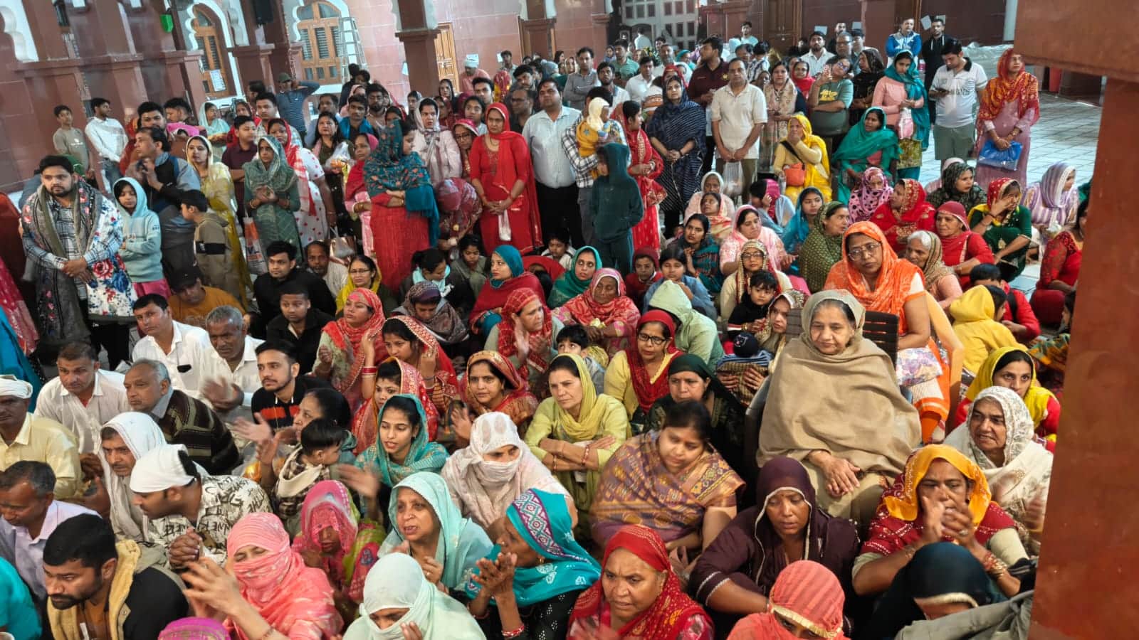 20jjrp16- बेरी के माता भीमेश्वरी देवी मंदिर में दर्शन के लिए उमड़ी श्रद्धालुओं की भीड़। संवाद