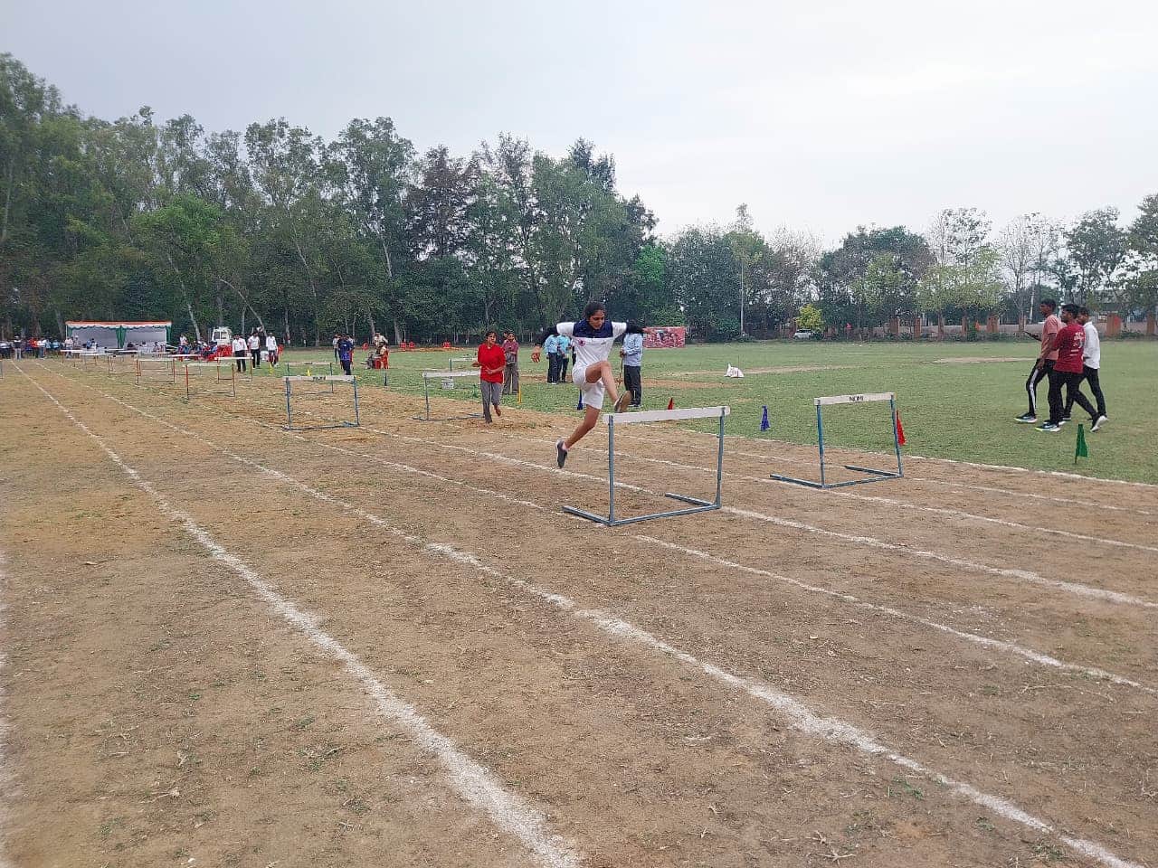 20jjrp20- गुरु गोरखनाथजी बहुतकनीकी संस्थान में आयोजित खेलकूद प्रतियोगिता में भाग लेते खिलाड़ी।