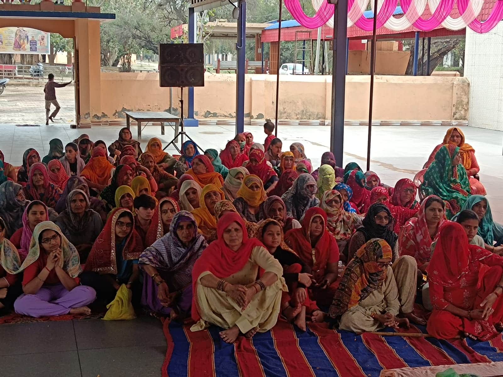 20jjrp23- श्रीमद्भागवत कथा में मौजूद श्रद्धालु। स्रोत-आयोजक