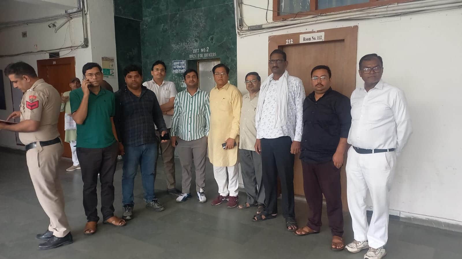 20jjrp24- डीसी से मिलने लघु सचिवालय पहुंचे व्यापारी। संवाद