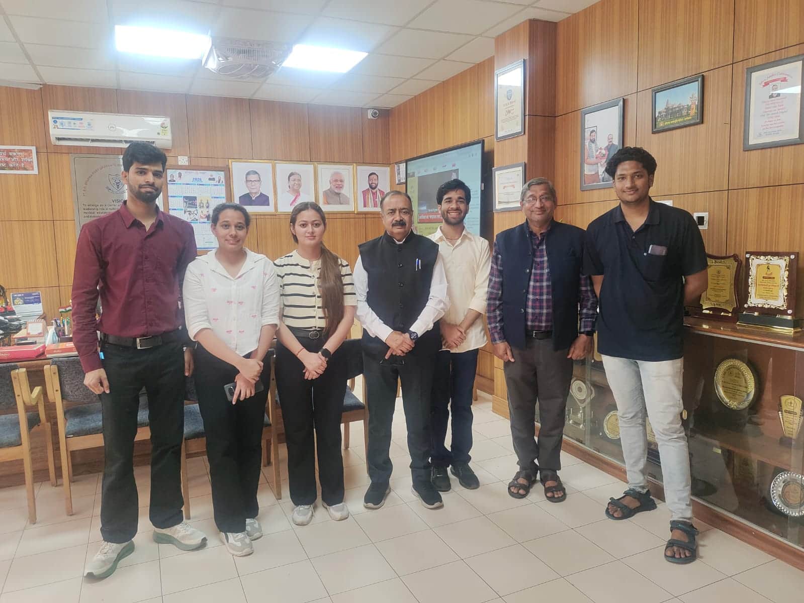 21-पीजीआई में बीएससी मेडिकल टेक्नोलॉजी छात्रों के साथ निदेशक डॉ. एसके सिंघल व अन्य। स्रोत: पीजी