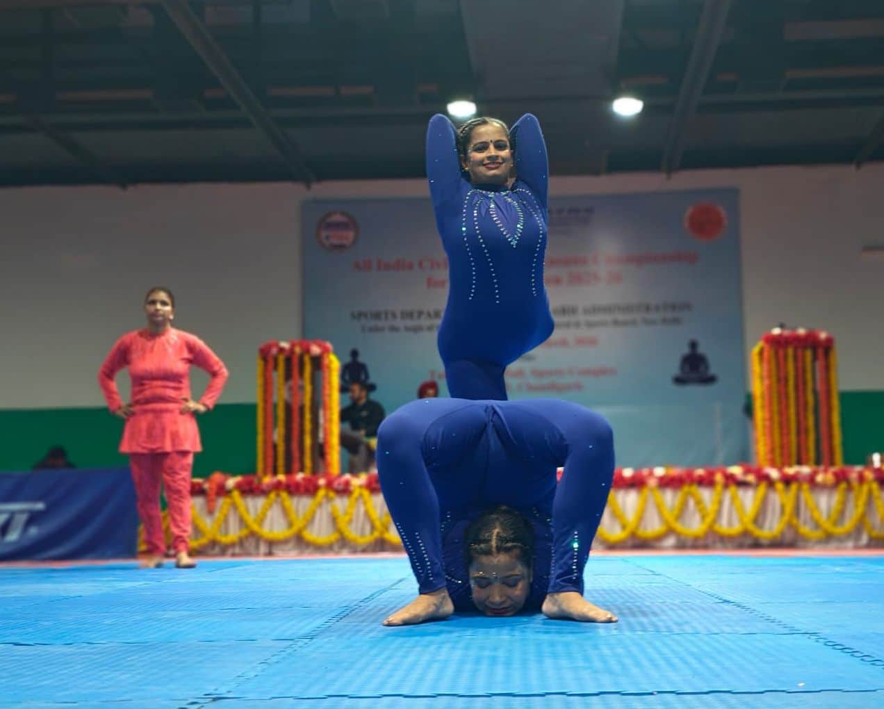 21जेएनडी01: यशोदा खिलाड़ी योगासन करते हुए । स्रोत कोच