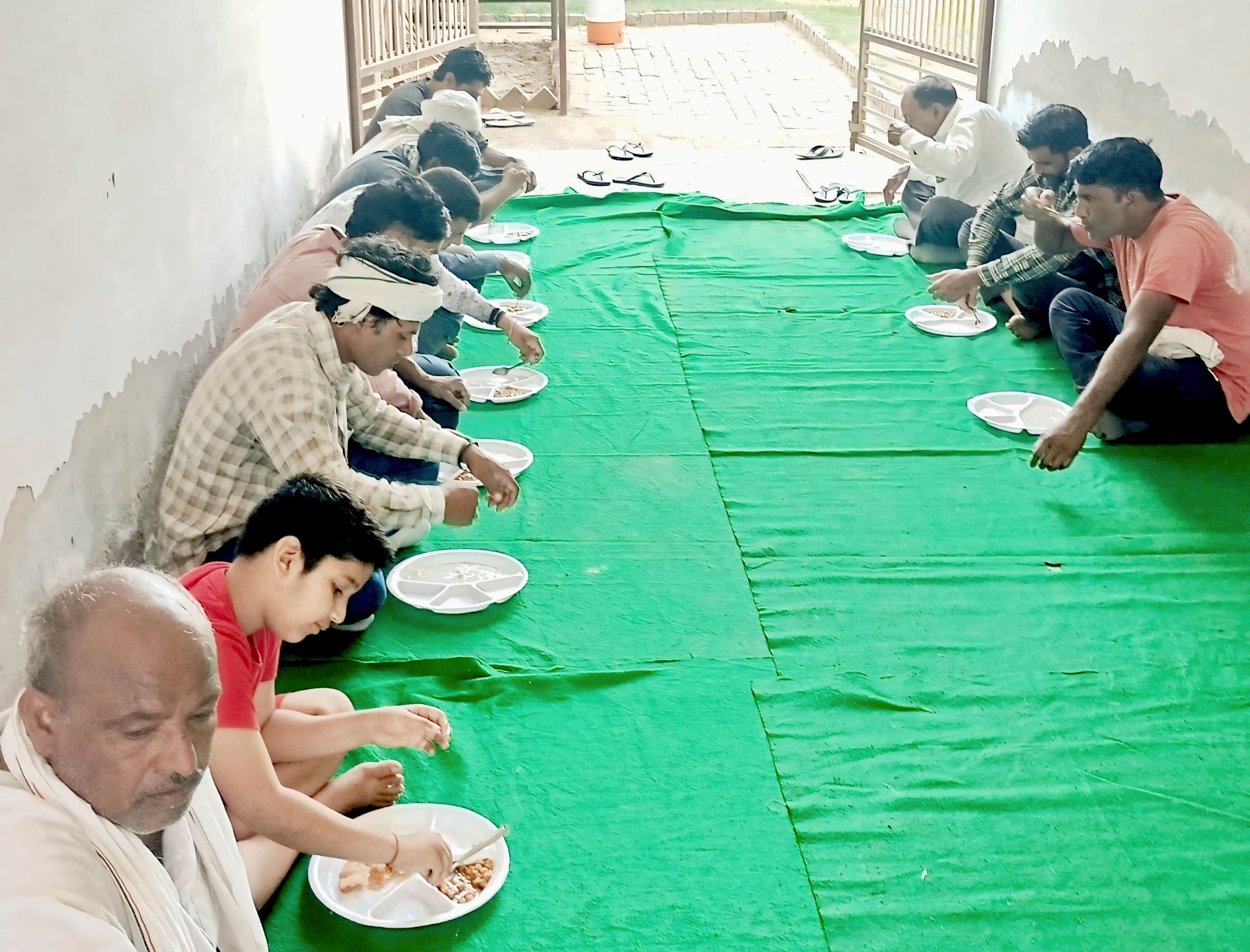 21जेएनडी03: 11 दिवसीय महा अखंड जाप के दौरान भंडारे में प्रसाद ग्रहण करते श्रद्धालु। स्रोत आयोजक