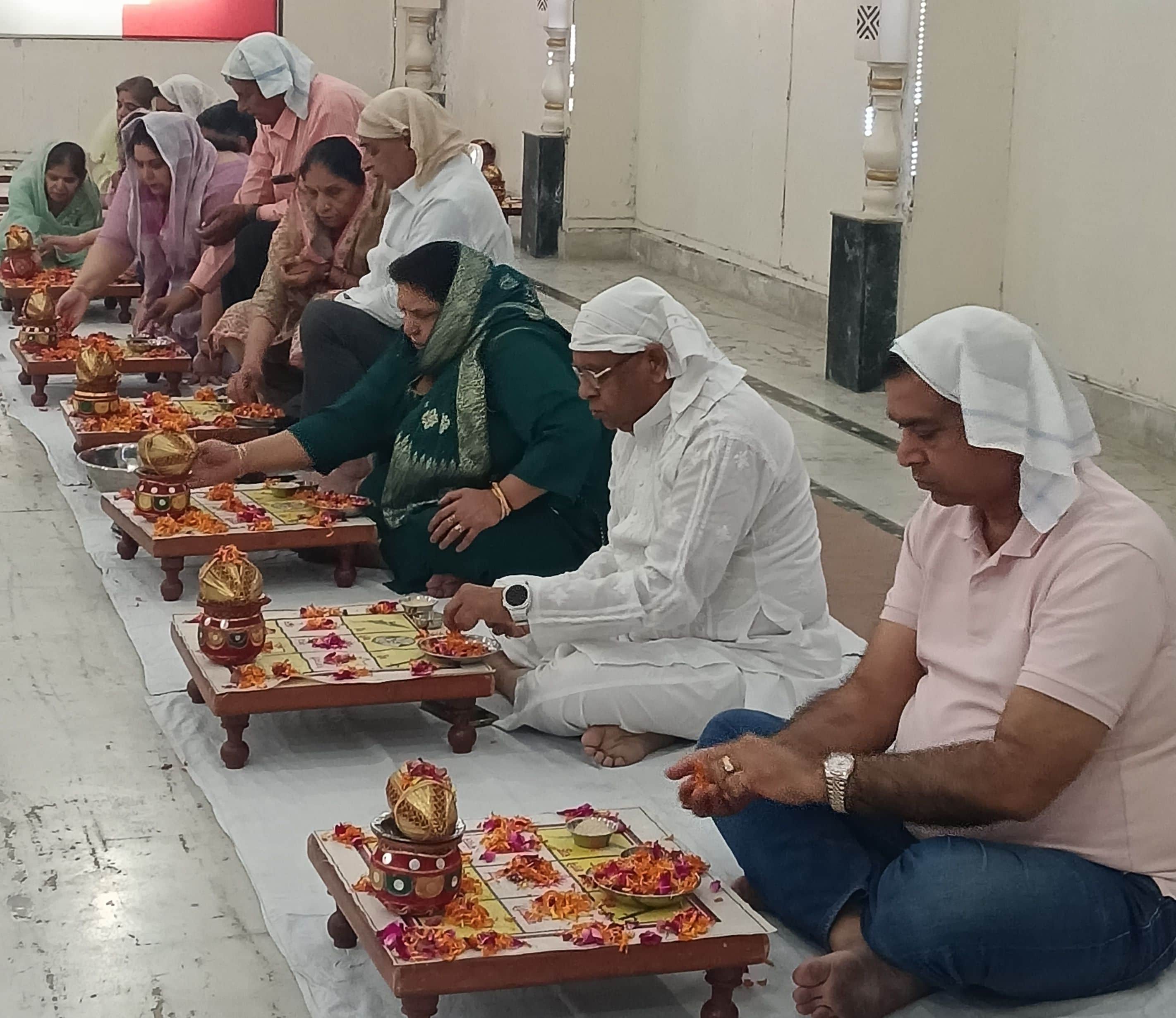 21जेएनडी10: माता वैष्णवी धाम में पूजा - अर्चना करते हुए श्रद्धालु। स्रोत श्रद्धालु