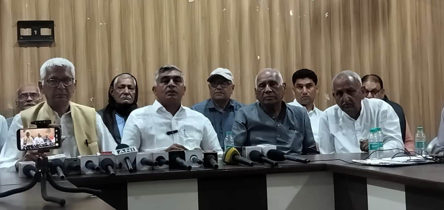 21जेएनडी13: जाट धर्मशाला में आयोजित आम सभा की बैठक में पत्रकार वार्ता कर जानकारी देते हुए प्रधा