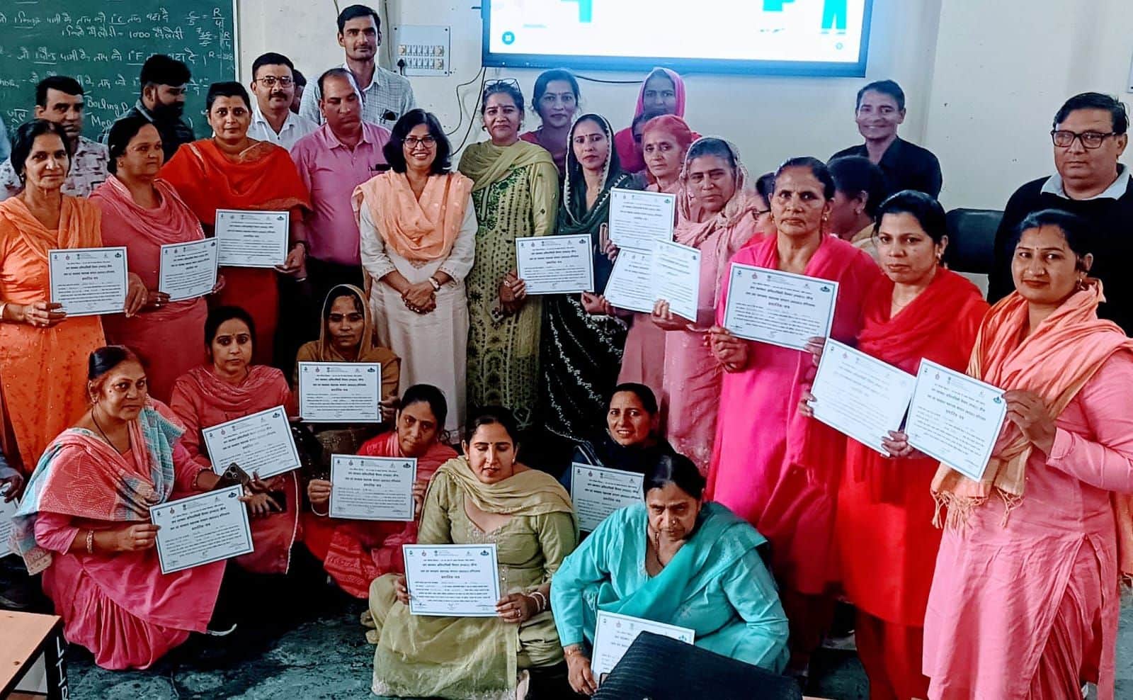 21जेएनडी18: विश्व जल दिवस के उपलक्ष्य में महिलाओं को सम्मानित करते हुए कर्मचारी। स्रोत कर्मचारी